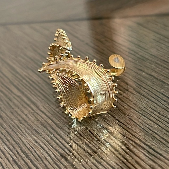 Vintage Leave Shaped Gold-tone Clip Earrings - Picture 7 of 13